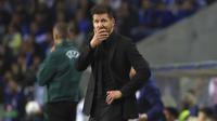 Meski sejak awal pertandingan tersebut tak akan mengubah nasib Atletico Madrid yang gagal lolos ke babak 16 besar, setidaknya Simeone dan skuad asuhannya bisa masuk ke Liga Europa jika laga berakhir imbang. (AP/Luis Vieira)