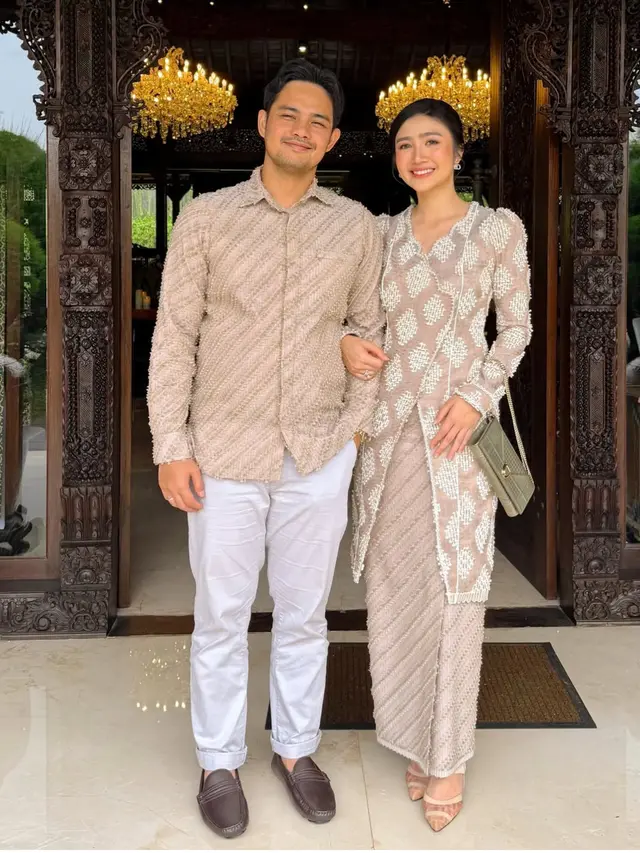 Febby Rastanty saat Lamaran sang Adik tampil elegan. [@febbyrastanty]