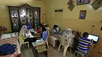 Anggota keluarga belajar bersama di rumah ketika sekolah dan universitas tutup sebagai langkah pencegahan COVID-19 di Khartoum. Selama periode 24 jam, di dunia di mana sepertiga manusia sekarang berada di bawah perintah untuk tetap di rumah selama pandemi virus corona. (Mladen ANTONOV/AFP)