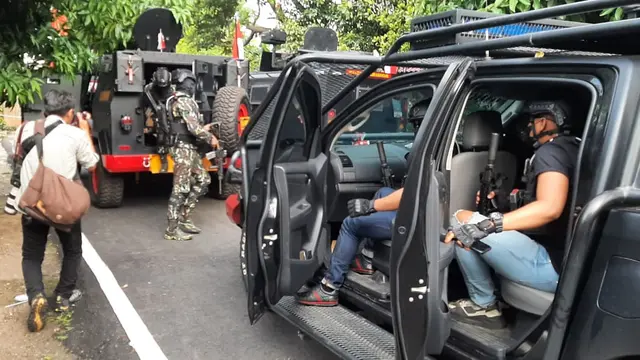 Pasukan Brimob lengkap dengan senjata laras panjang dan kendaraan taktis mendatangi kediaman pribadi Irjen Ferdy Sambo