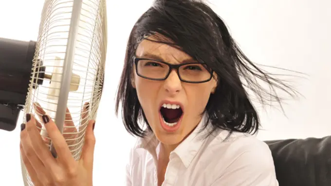 18 Perjuangan yang Sungguh Nyata Buat yang Gak Punya AC di Rumah