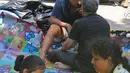 Sejumlah pencari suaka beraktivitas di trotoar kantor UNHCR, Jalan Kebon Sirih, Jakarta, Sabtu (1/5/2021). Para pencari suaka itu menuntut Komisi Tinggi PBB untuk Pengungsi (UNHCR) meminta kejelasan atas status dan memperhatikan nasib mereka selama hidup di Indonesia. (Liputan6.com/Herman Zakharia)