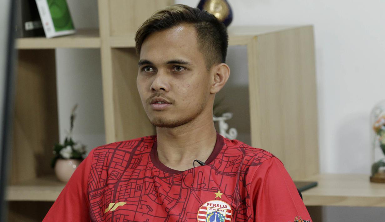 Pemain Persija Jakarta, Rezaldi Hehanussa, saat bermain FIFA 20 di Kantor KLY, Gondangdia, Jumat (26/6/2020). Andritany berhasil menjadi juara BOLA Esports Challenge setelah mengalahkan Rizky Darmawan dengan skor 8-0. (Bola.com/M Iqbal Ichsan)