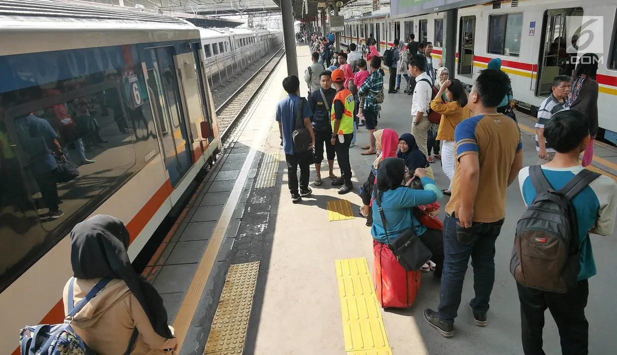 Calon penumpang menunggu kereta di Stasiun Tanah Abang, Jakarta, Kamis (23/5/2019).  PT Kereta Commuter Indonesia mengumumkan bahwa Stasiun Tanah Abang kembali dibuka dan beroperasi setelah sempat ditutup akibat kerusuhan 22 Mei 2019 di sekitar Gedung Bawaslu. (Liputan6.com/Herman Zakharia)