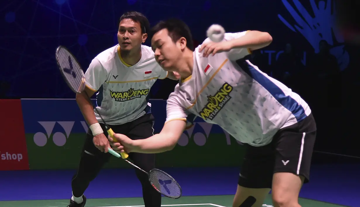 The Daddies - julukan Ahsan/Hendra harus memeras banyak keringat untuk mengalahkan Liang/Wang, khususnya pada gim ketiga hingga mencapai match point keenam. (AP Photo/Rui Vieira)