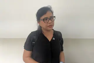 Bivitri Susanti menyerahkan dokumen amicus curiae atau sahabat pengadilan di sidang kasus Delpedro cs. (Liputan6.com/Muhammad Radityo Priyasmoro)