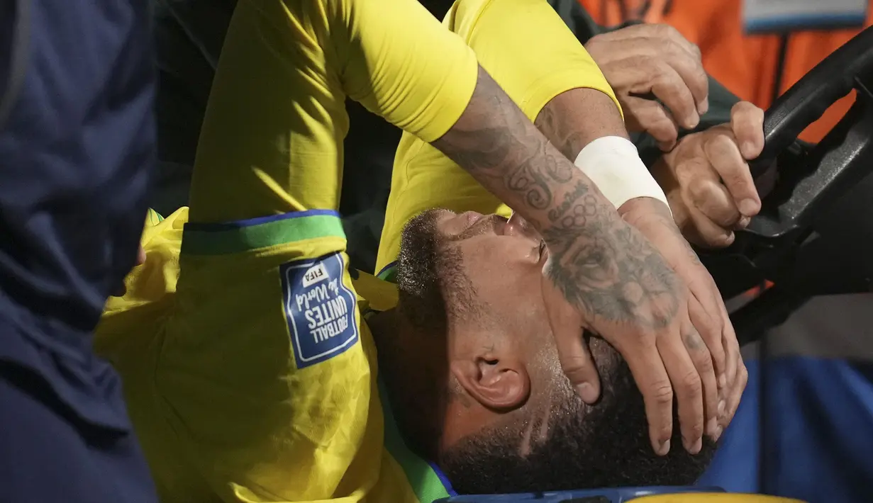 Striker Timnas Brasil, Neymar tampak menahan rasa sakit saat diangkut keluar lapangan akibat mengalami cedera setelah dilanggar pemain Uruguay pada laga Kualifikasi Piala Dunia 2026 Zona Conmebol di Centenario Stadium, Montevideo, Uruguay, Rabu (18/10/2023) pagi WIB. (AP Photo/Matilde Campodonico)