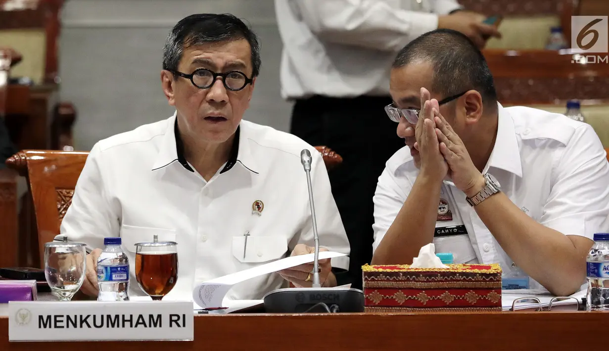 Menkumham Yasonna Laoly mengikuti rapat kerja dengan Komisi III DPR di kompleks Parlemen, Jakarta,  Rabu (6/3). Rapat membahas pengajuan kewarganegaraan RI dari pesepakbola asal Nigeria, Godstime Ouseloka Egwuatu. (Liputan6.com/Johan Tallo)
