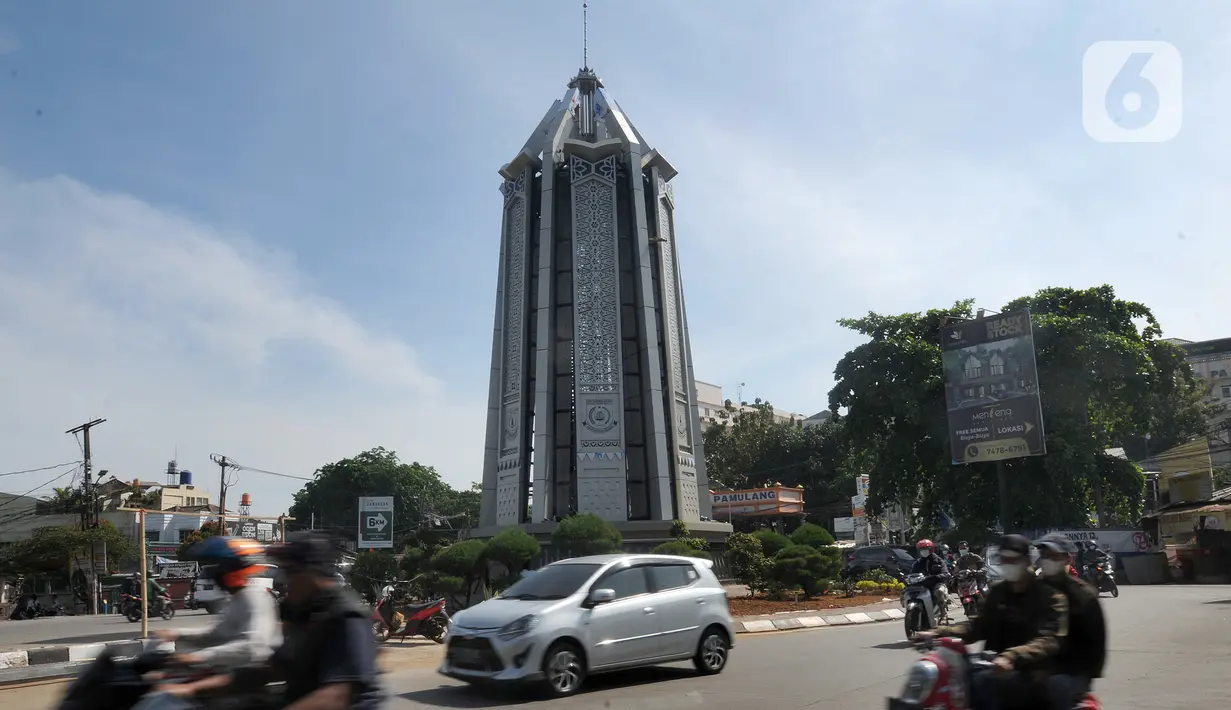 Kondisi lalu lintas sekitar proyek renovasi Tugu Pamulang di Tangerang Selatan, Banten, Jumat (7/1/2021). Proses renovasi Tugu Pamulang yang sempat viral di media sosial beberapa waktu lalu akan diresmikan pada hari Minggu besok lusa. (merdeka.com/Arie Basuki)