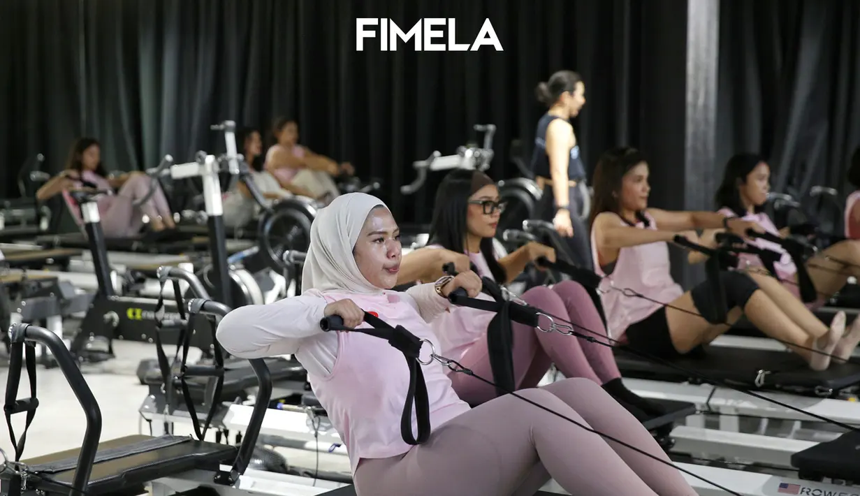 Setiap peserta mengikuti setiap gerakan Pilates yang fokus untuk memperkuat otot perut. [Foto: Fimela. dok]