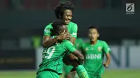 Pemain depan Bhayangkara FC, Ilham Udin Armaiyn merayakan gol ke gawang Arema FC pada lanjutan Liga 1 Indonesia di Stadion Patriot Candrabhaga, Bekasi, Jumat (4/8). Bhayangkara FC unggul 2-1. (Liputan6.com/Helmi Fithriansyah)