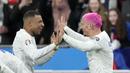 Pemain Timnas Prancis, Kylian Mbappe (kiri) ikut merayakan gol yang dicetak oleh Antoine Griezmann pada laga Grup B Kualifikasi Euro 2024 melawan Timnas Belanda yang berlangsung di Stade de France, Sabtu (25/03/2023) WIB. Les Bleus menang dengan skor 4-0. (AP Photo/Christophe Ena)