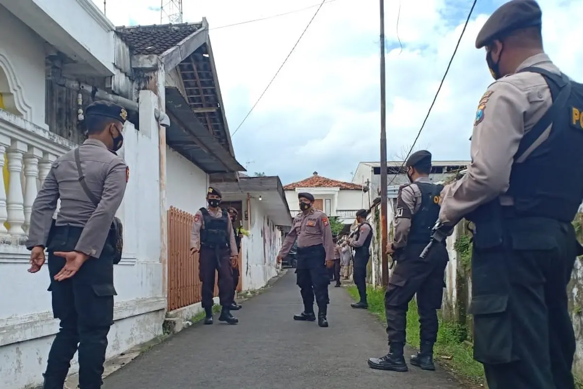 Densus menggeledah rumah terduga teroris di Tuban. (Ahmad Adirin/Liputan6.com)