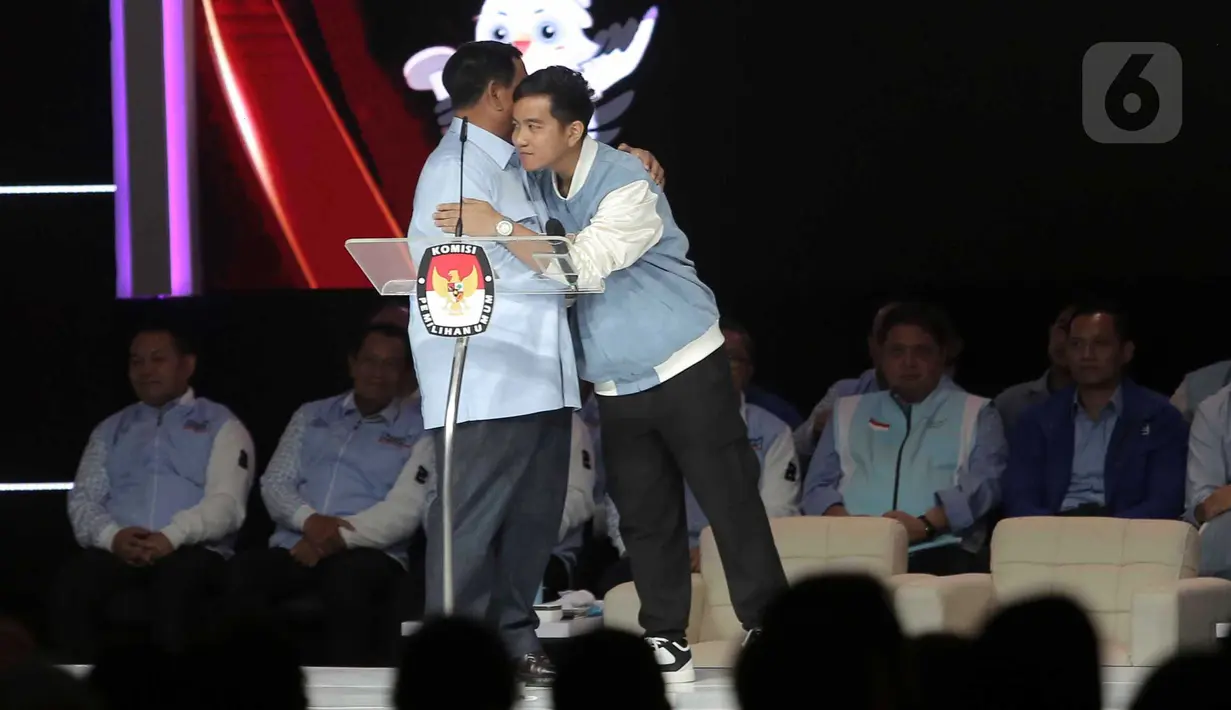 Calon Presiden dan Calon Wakil Presiden nomor urut 2 Prabowo Subianto (kiri) dan Gibran Rakabuming Raka berpelukan usai memberikan pernyataan penutup Debat Kelima Pilpres 2024 di Jakarta Convention Center (JCC), Jakarta, Minggu (4/2/2024). (Liputan6.com/Angga Yuniar)