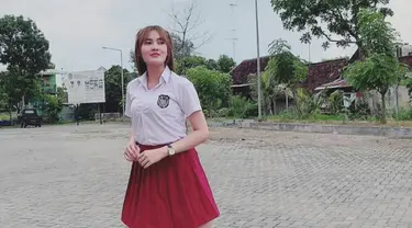 Penyanyi dangdut selalu tersorot gaya penampilannya. Termasuk seorang Nella Kharisma yang tampil curi perhatian dengan seragam SD. Ia dipuji warganet masih terlihat pantas pakai seragam SD. Foto Nella ini banjir like dan komentar. (Liputan6.com/IG/nella_kharisma)