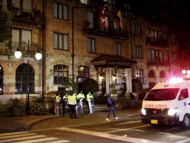 Polisi menjaga hotel tempat drummer Foo Fighters Taylor Hawkins ditemukan meninggal dunia di Bogota, Kolombia, Sabtu (26/3/2022). Taylor Hawkins meninggal dunia saat tur di Amerika Selatan. (AP Photo/Leonardo Munoz)