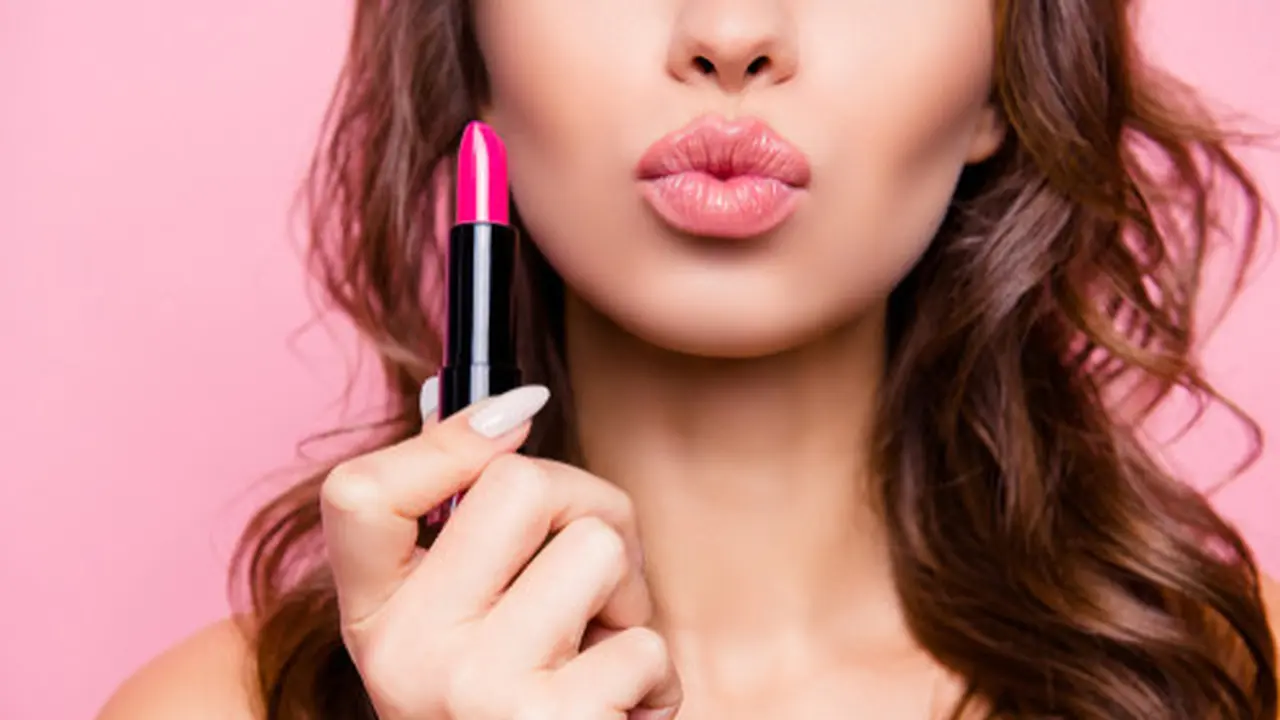 Makeup Artist Selebritas Archangela Chelsea Bagi Rahasia untuk Miliki Warna Lipstik yang Tepat