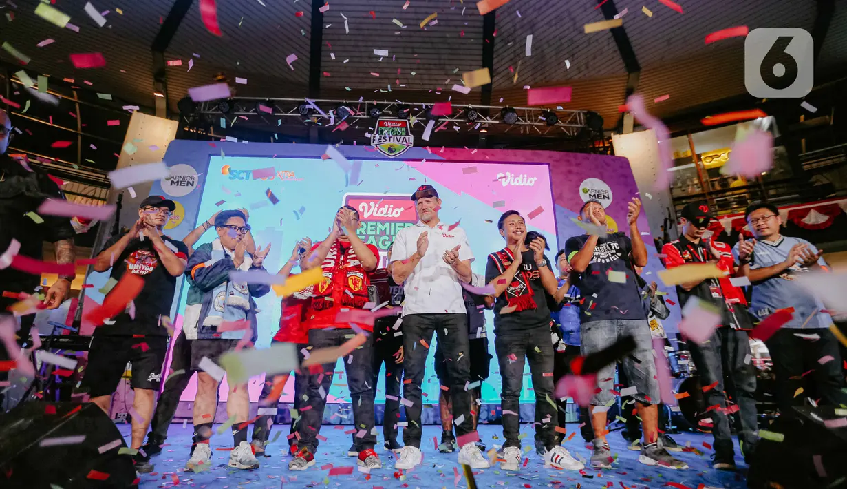 Kiper legendaris Manchester United, Peter Schmeichel, foto bersama fans saat menghadiri acara Vidio Premier League Festival di Cilandak Town Square, Jakarta, Sabtu (5/8/2023). (Liputan6.com/Faizal Fanani)