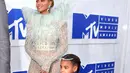 Beyonce ditemani putri kecilnya Blue Ivy di karpet merah MTV Video Music Awards (VMA) 2016 di New York, Minggu (28/8). Blue Ivy memakai gaun dengan rok tutu bertumpuk juga tiara di kepalanya. (Larry Busacca/GETTY IMAGES NORTH AMERICA/AFP)