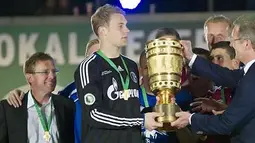 Kiper Schalke 04 yang bertindak selaku kapten menerima Piala Jerman usai menundukkan MSV Duisburg pada partai final di Olympiastadion, Berlin, 21 Mei 2011. AFP PHOTO/ODD ANDERSEN