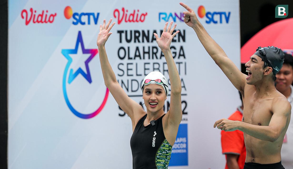 Cinta Laura mengaku bangga setelah memenangkan dua nomor renang di Turnamen Olahraga Selebriti Indonesia (TOSI) Season 2 ini. Apalagi, dirinya pernah menyapu bersih kemenangan perlombaan lari pada Juli 2023 lalu. (Bola.com/Bagaskara Lazuardi)