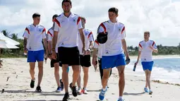 Penjaga gawang Timnas Jerman, Roman Weidenfeller (kedua dari kiir) bersama Thomas Mueller ikut berjalan-jalan di salah satu pantai dekat Santo Andre, Sao Paolo, Brasil, (10/6/2014). (AFP PHOTO/Markus Gilliar)