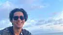 Aktif di dunia seni peran sejak tahun 2011, nama Ajil Ditto semakin bersinar. Selain aktif di industri hiburan, artis kelahiran Medan ini juga cukup aktif di media sosial dan kerap unggah potret dirinya hingga momen liburannya di curi perhatian. Pakai kacamata hitam saat liburan ke pantai, Ajil Ditto makin keren. (Liputan6.com/IG/@ajil_ditto08)