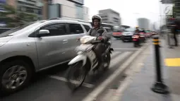 Kendaraan roda dua melintas di persimpangan kawasan Jalan MH Thamrin, Jakarta, Jumat (20/9). Untuk menekan angka kecelakaan di Ibu Kota, BPTJ Kementerian Perhubungan berencana membatasi volume sepeda motor di Jakarta.(Liputan6.com/Faizal Fanani)