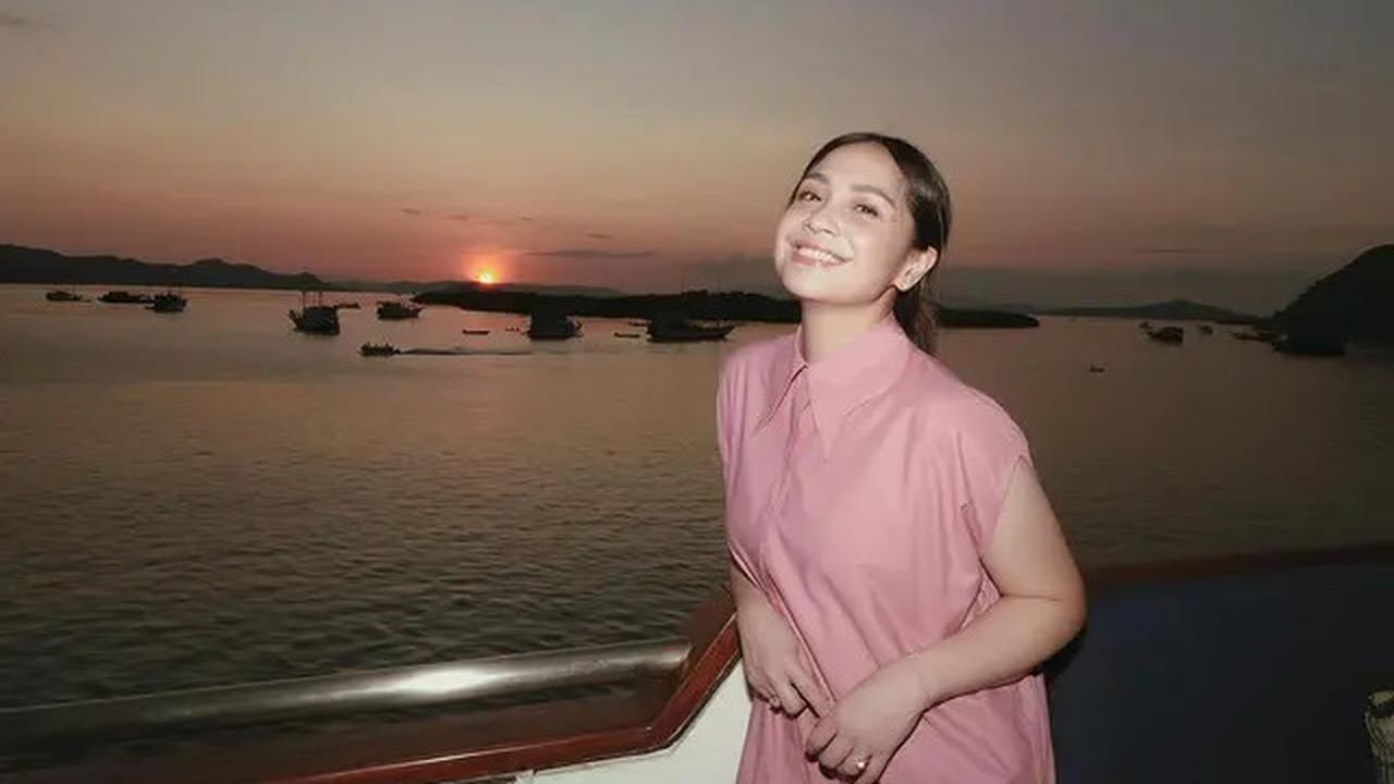 6 Potret Wajah Glowing Nagita Slavina dengan Makeup Natural, Sama Cantiknya dengan Pemandangan Sunset
