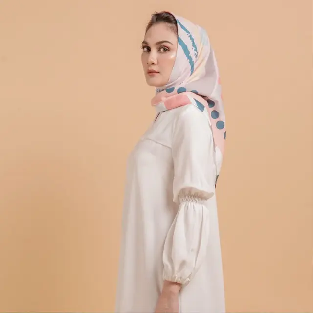 Akui Ingin Berhijrah, Ini 6 Pesona Luna Maya saat Pakai Hijab