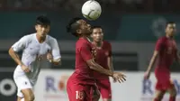 Gelandang Timnas Indonesia, Irfan Jaya, mengontrol bola saat melawan Hongkong pada laga persahabatan di Stadion Wibawa Mukti, Jakarta, Selasa (16/10). Kedua negara bermain imbang 1-1. (Bola.com/Vitalis Yogi Trisna)