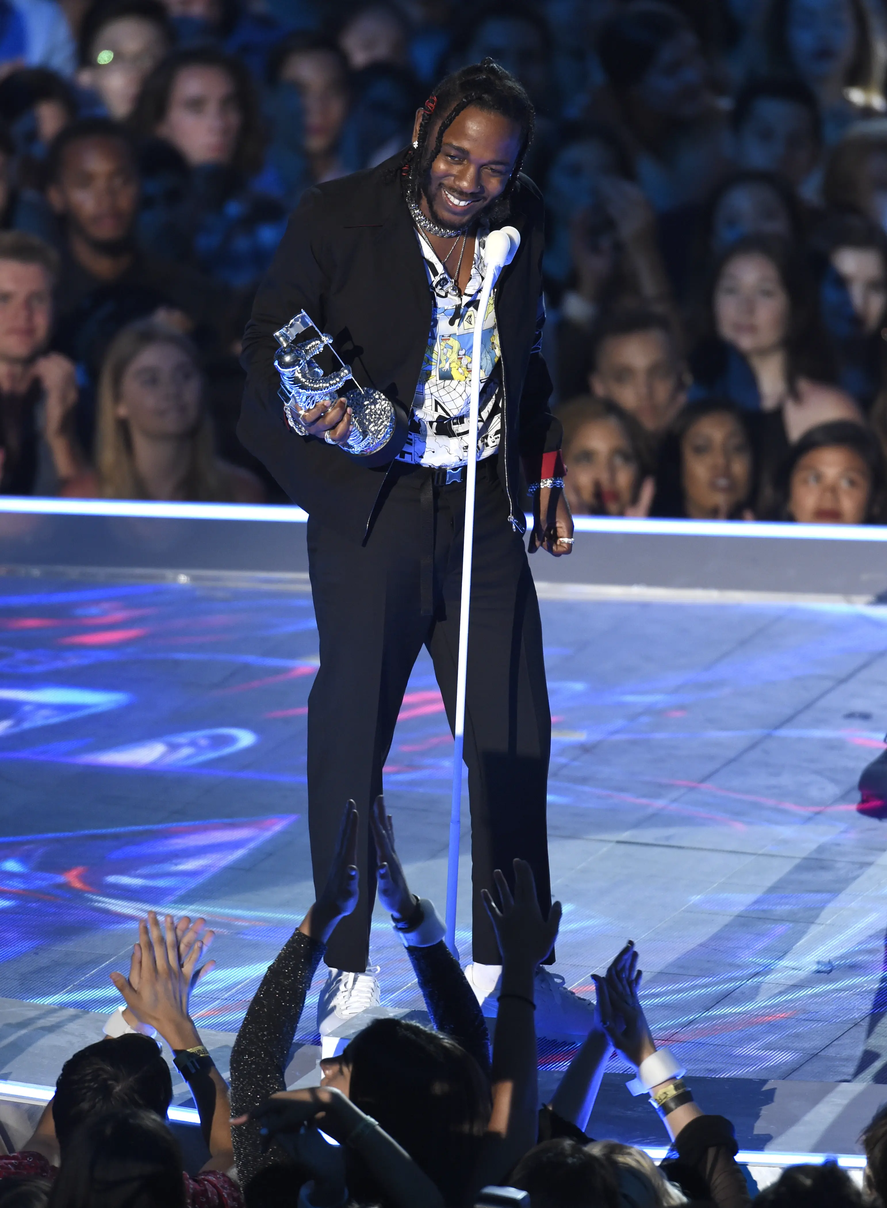 Kendrick Lamar menerima trofi di ajang MTV VMA 2017. (AP Exchange/Chris Pizzello/Invision)