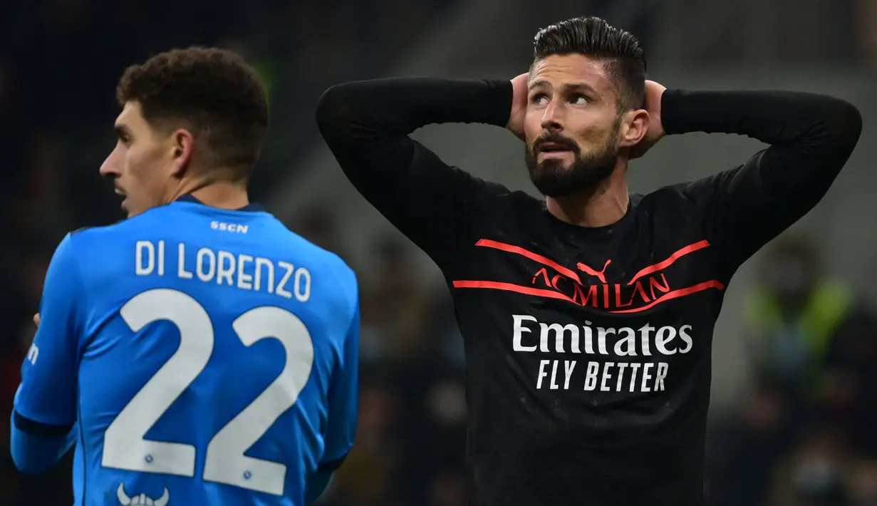 Usai mengalami kebuntuan di babak pertama, AC Milan memasukkan Olivier Giroud (kanan) dan Alexis Saelemaekers untuk menambah daya gedornya. Hasilnya, Rossoneri mampu memberikan serangan yang lebih intens, namun masih dapat diredam oleh pertahanan solid Napoli. (AFP/Miguel Medina)