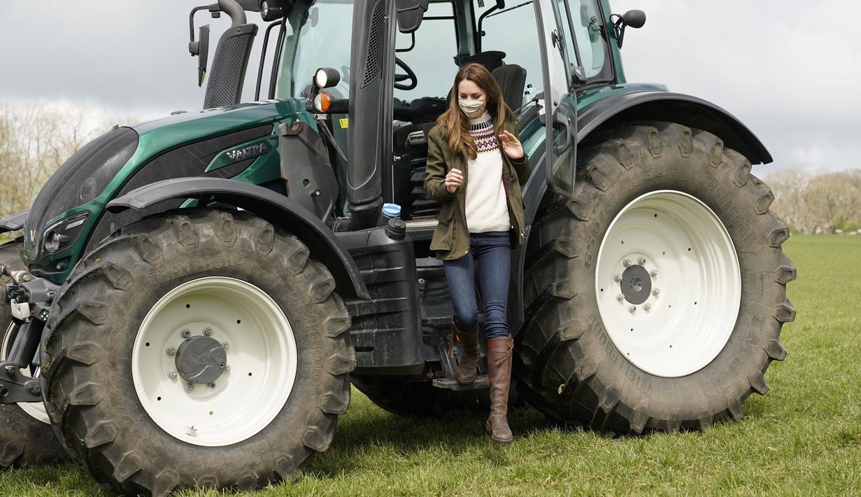 FOTO: Aksi Kate Middleton Naik Traktor Saat Kunjungi ...