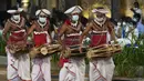 Penabuh genderang tradisional tampil pada Festival Navam Perahera di Kolombo, Sri Lanka, 15 Februari 2022. Biksu, penari, pemusik, dan lainnya berpartisipasi dalam perayaan di Kuil Gangaramaya yang terkenal, salah satu destinasi wisata turis di Kolombo. (AP Photo/Eranga Jayawardena)