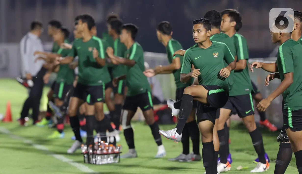 Pemain Timnas Indonesia U-19 melakukan pemanasan jelang latihan di Stadion Madya Gelora Bung Karno, Jakarta, Selasa (5/11/2019). Timnas Indonesia U-19 batal melakukan latihan resmi jelang laga perdana kualifikasi Piala Asia U-19 2020 Grup K karena kondisi cuaca. (Liputan6.com/Helmi Fithriansyah)