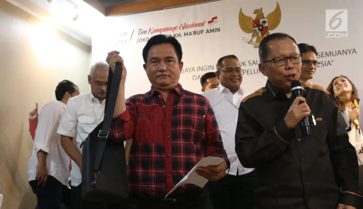 Ketua Tim Hukum Joko Widodo-Ma’ruf Amin Yusril Ihza Mahendra  (kiri) bersama Wakil Ketua Bidang Hukum TKN Arsul Sani saat memberi keterangan di Jakarta, Senin (17/6/2019). Dalam petitumnya, Tim Hukum Jokowi-Ma’ruf meminta MK menolak permohonan kubu Prabowo-Sandiaga. (Liputan6.com/Angga Yuniar)