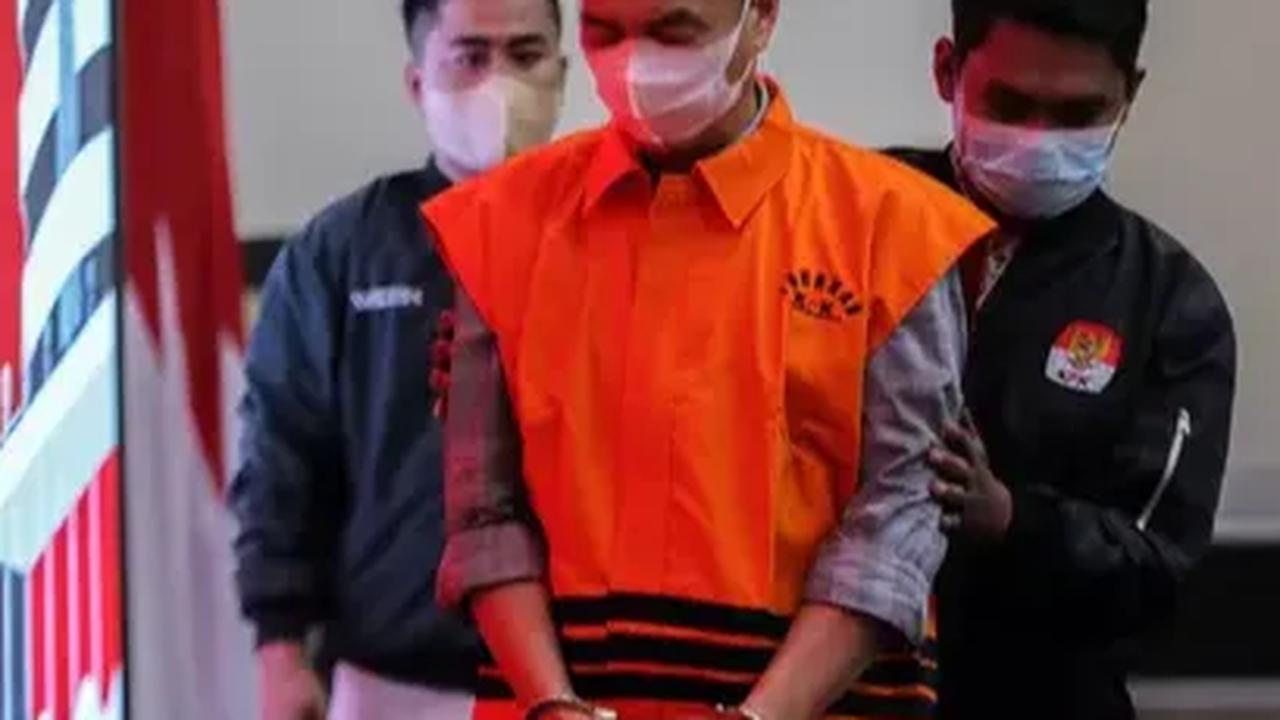 "Pada saat itu penahanan belum bisa dilakukan karena tersangka sedang melakukan perjalanan bisnis," kata Alex.