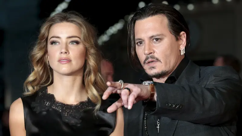 20151012-Johnny Depp Tampil Mesra dengan Istri Pada Pemutaran Film Black Mass