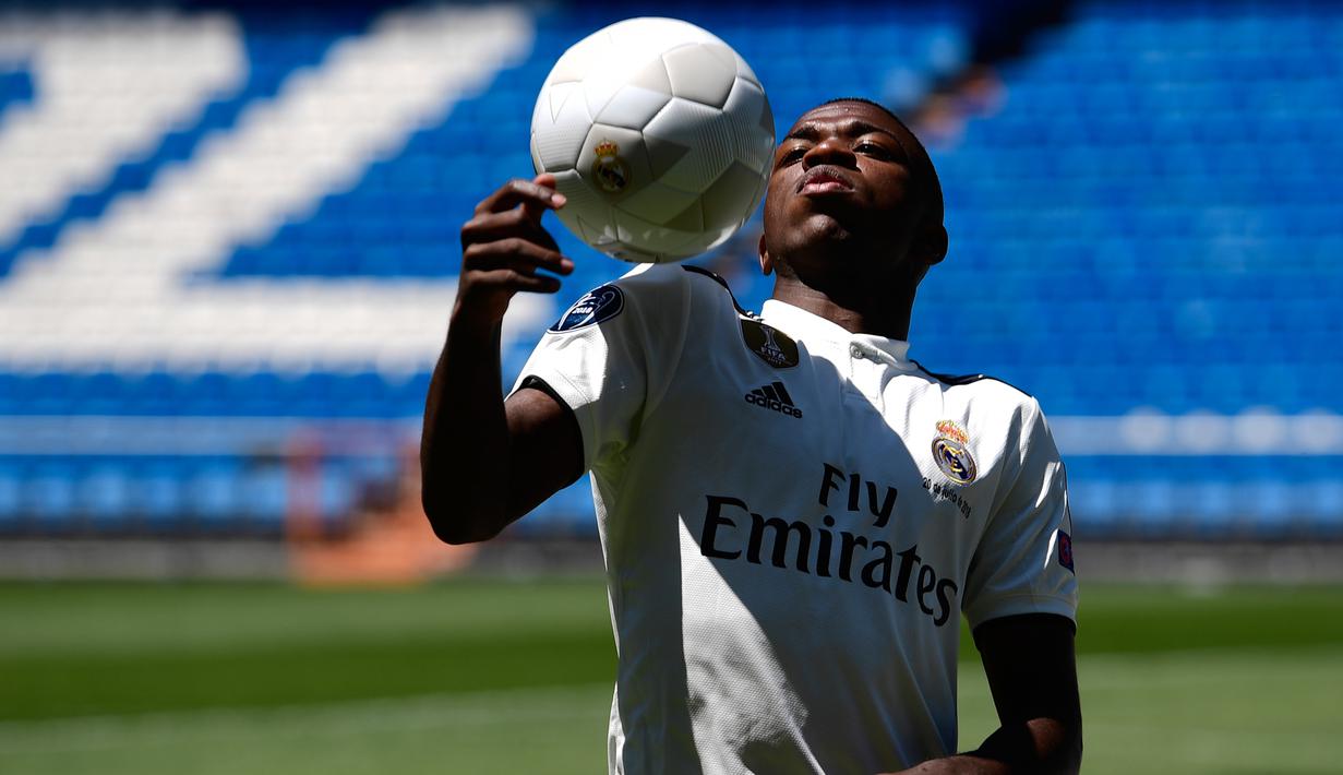 Penyerang baru Real Madrid, Vinicius Junior mengontrol bola dengan bahunya selama presentasi resmi dirinya di Stadion Santiago Bernabeu, Madrid (20/7). Vinicius sudah direkrut Madrid pada bursa transfer musim panas 2017. (AFP Photo/Pierre-Philippe Marcou)