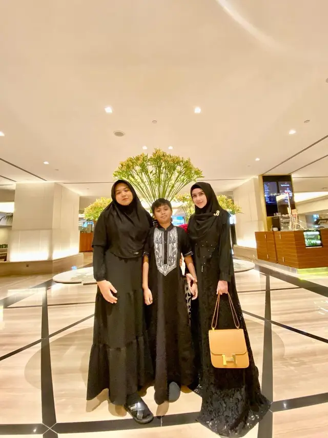 6 Potret Bebizie Tampil Berhijab Saat Umrah, Sempat Bertemu Lesti Kejora