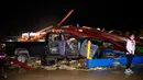 Sebuah mobil tertimpa reruntuhan usai tornado menghantam kawasan tersebut di Canton, Texas, AS, Sabtu (29/4). Satu orang dilaporkan tewas dan puluhan lainnya luka-luka. (Tom Fox / The Dallas Morning News via AP)