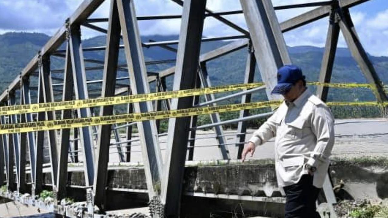 Presiden Prabowo Tinjau Jembatan Pante Dona Aceh yang Putus Akibat Diterjang Banjir