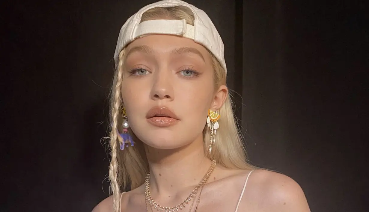 Tampilan kepang pada sisi depan rambut juga bisa jadi aksen pemanis tampilan yang memberikan kesan playful. [Foto: Instagram/ Gigi Hadid]