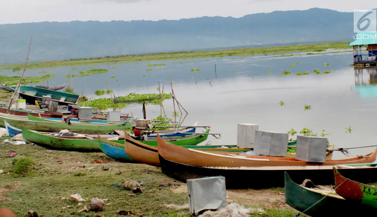 Kotak suara aluminium digunakan untuk menutupi mesin perahu nelayan di Danau Limboto, Gorontalo, Sabtu (26/1). Kotak suara aluminium tersebut merupakan yang dipakai KPU dalam Pemilu sebelum-sebelumnya. (Liputan6.com/Arfandi Ibrahim)