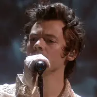 Penonton tersihir aksi Harry Styles bawakan lagu Falling di BRIT Awards 2020. (Harry Styles VeVo)