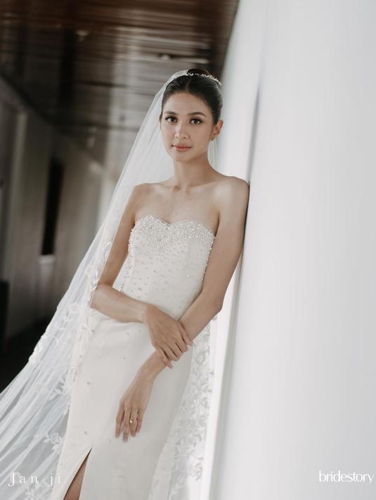 Mikha Tambayong pakai gaun pengantin milik mendiang mama yang dipoles Jeffry Tan [@thebridestory]