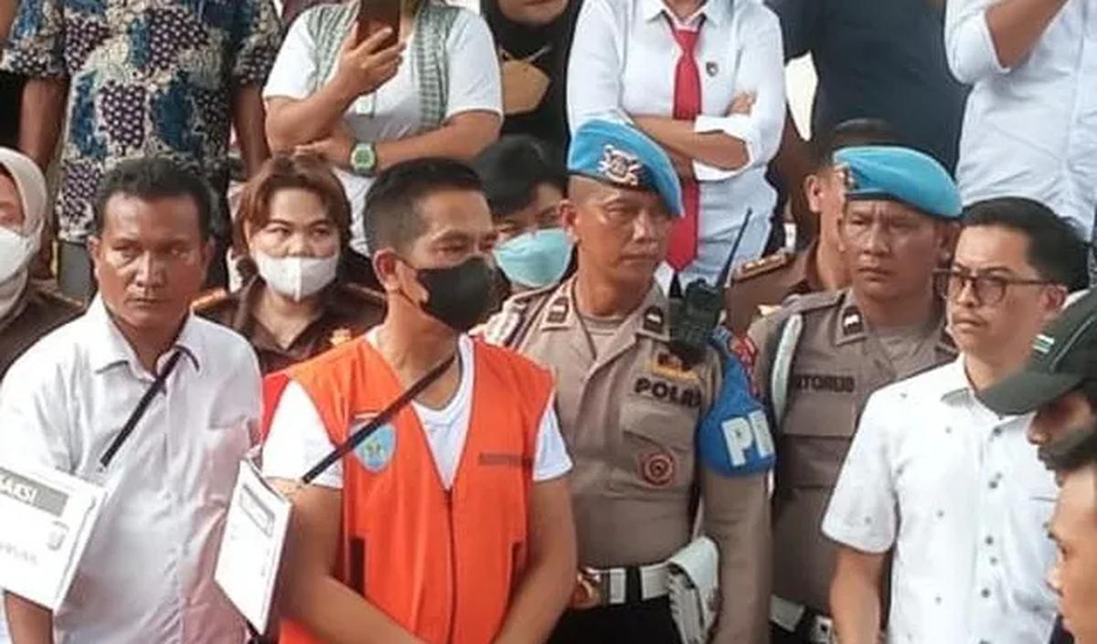 Rahmi menjelaskan awalnya terdakwa Achiruddin mengaku jika senjata yang ditodongkan ke arah Ken adalah replika.
