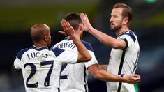 Penyerang Tottenham, Harry Kane, merayakan gol yang dicetaknya ke gawang Maccabi Haifa pada laga play-off Liga Europa 2020/2021 di Tottenham Hotspur Stadium, Jumat (2/10/2020) dini hari WIB. Tottenham menang 7-2 atas Maccabi Haifa. (AFP/Clive Rose/pool)