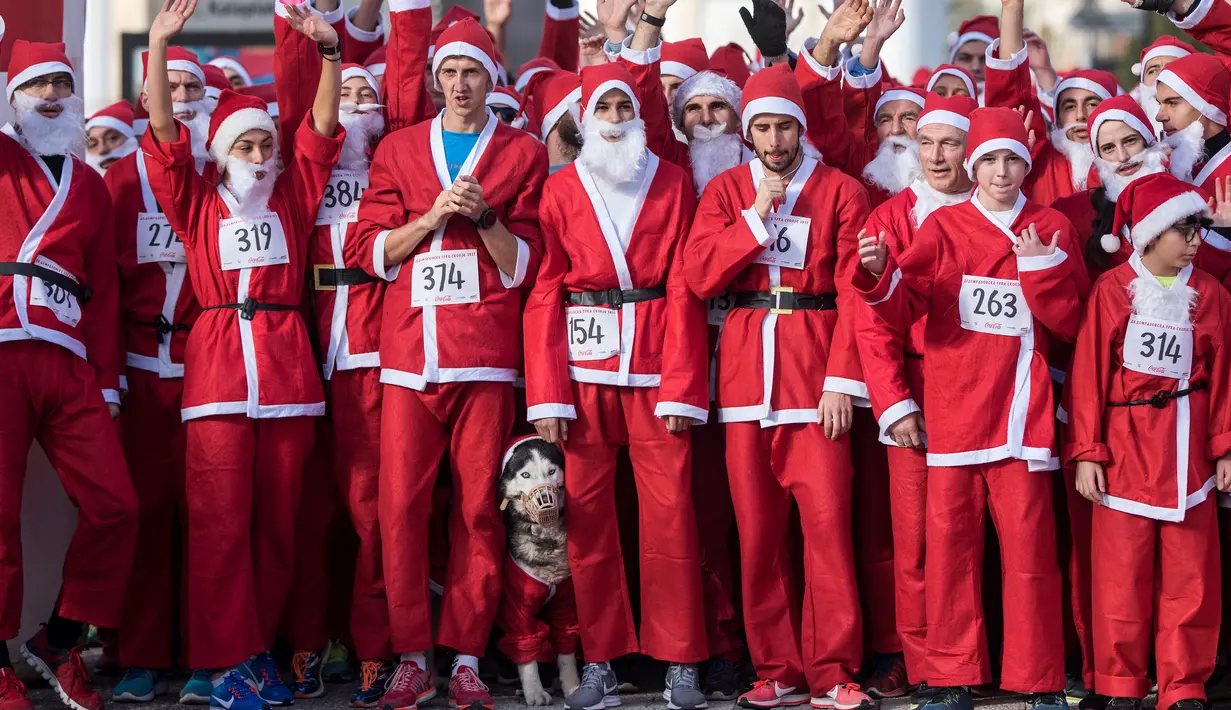 Sejumlah peserta berpakaian Santa Claus bersiap mengikuti perlombaan lari tradisional Santa Claus Tahun Baru di Skopje, (24/12) (AFP Photo / Robert Atanasovki)